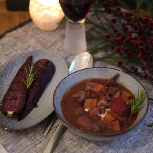 Veganes Schmorgericht mit Rotwein