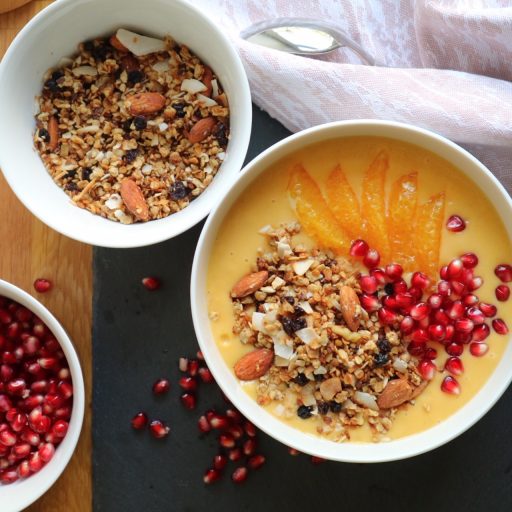 Smoothiebowl mit crunchy Granola
